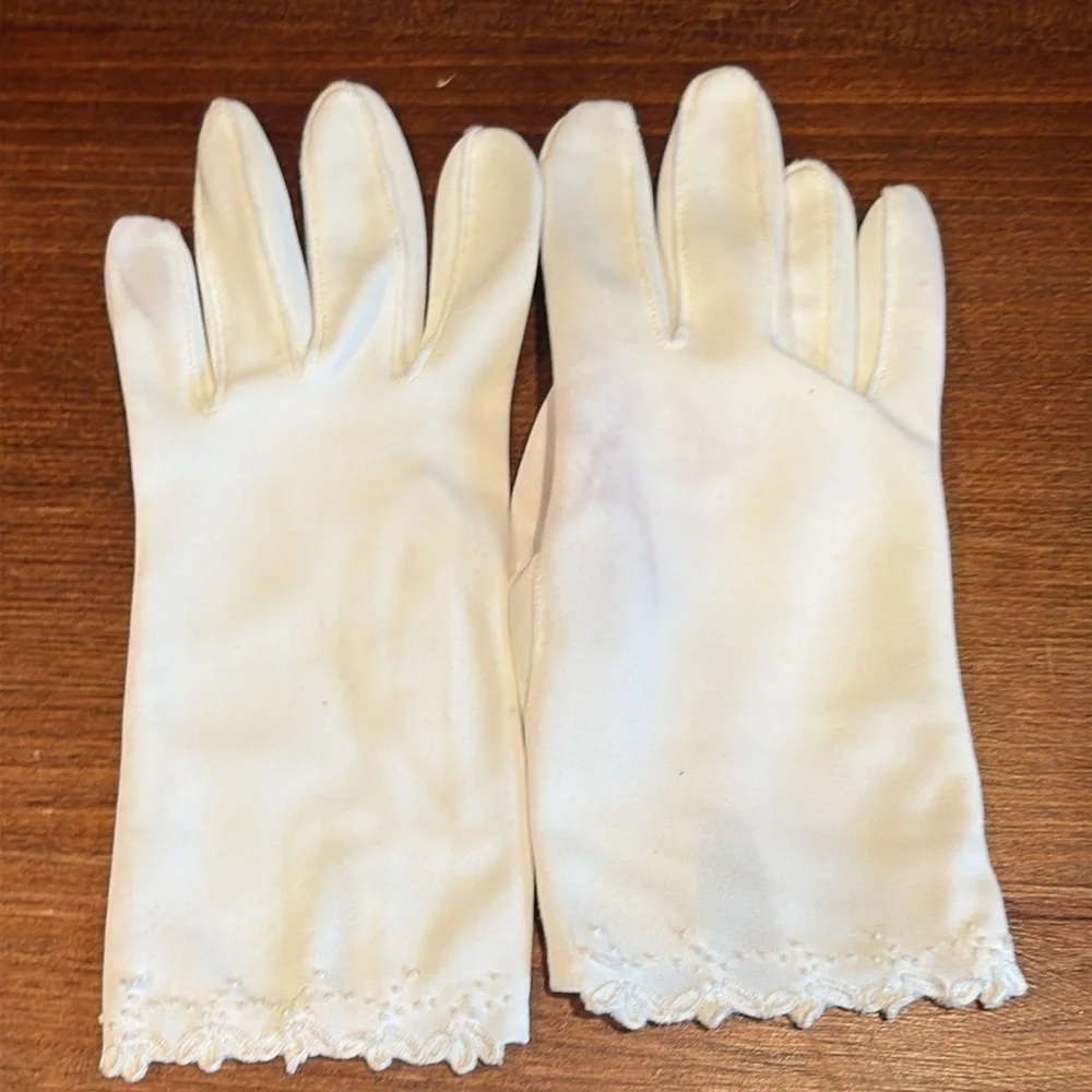 Elegant White Ivory Vintage 50s Gloves wrist length with embroidered Trim Sz 7